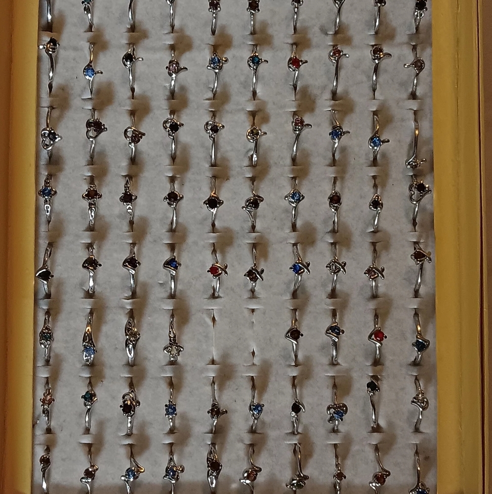 95 Small rings with colored stones